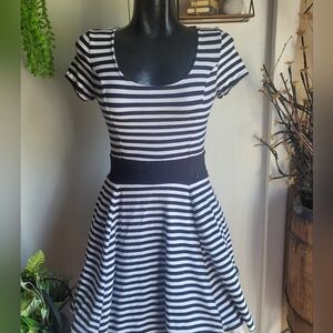 Guess black/white striped short sleeve dress Size M